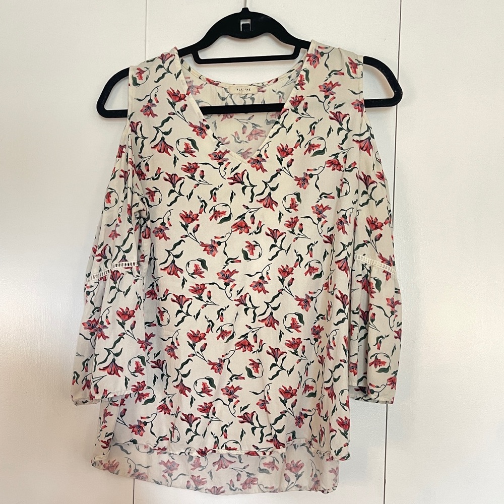 Medium long sleeve blouse with shoulder peep.